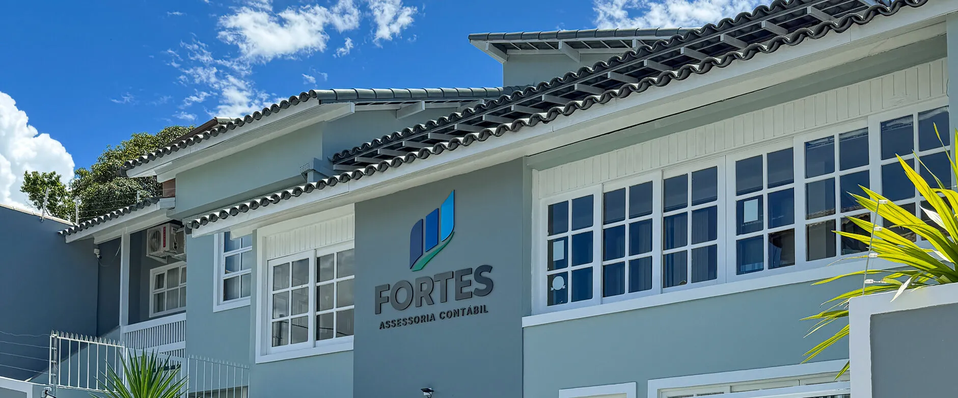 Fachada da sede da Fortes Assessoria Contábil, com o logotipo na parede, na Travessa Sana, em Imbetiba
